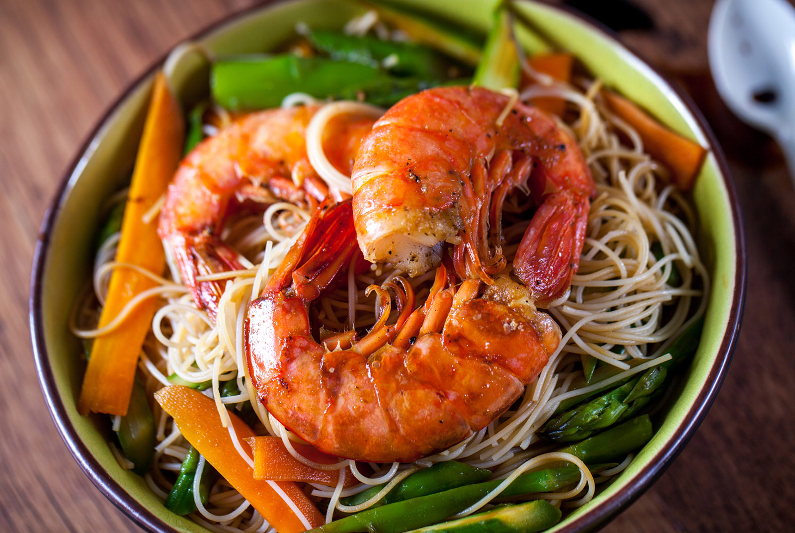 Seasonsed shrimp with carrots, asparagus and angel hair pasta